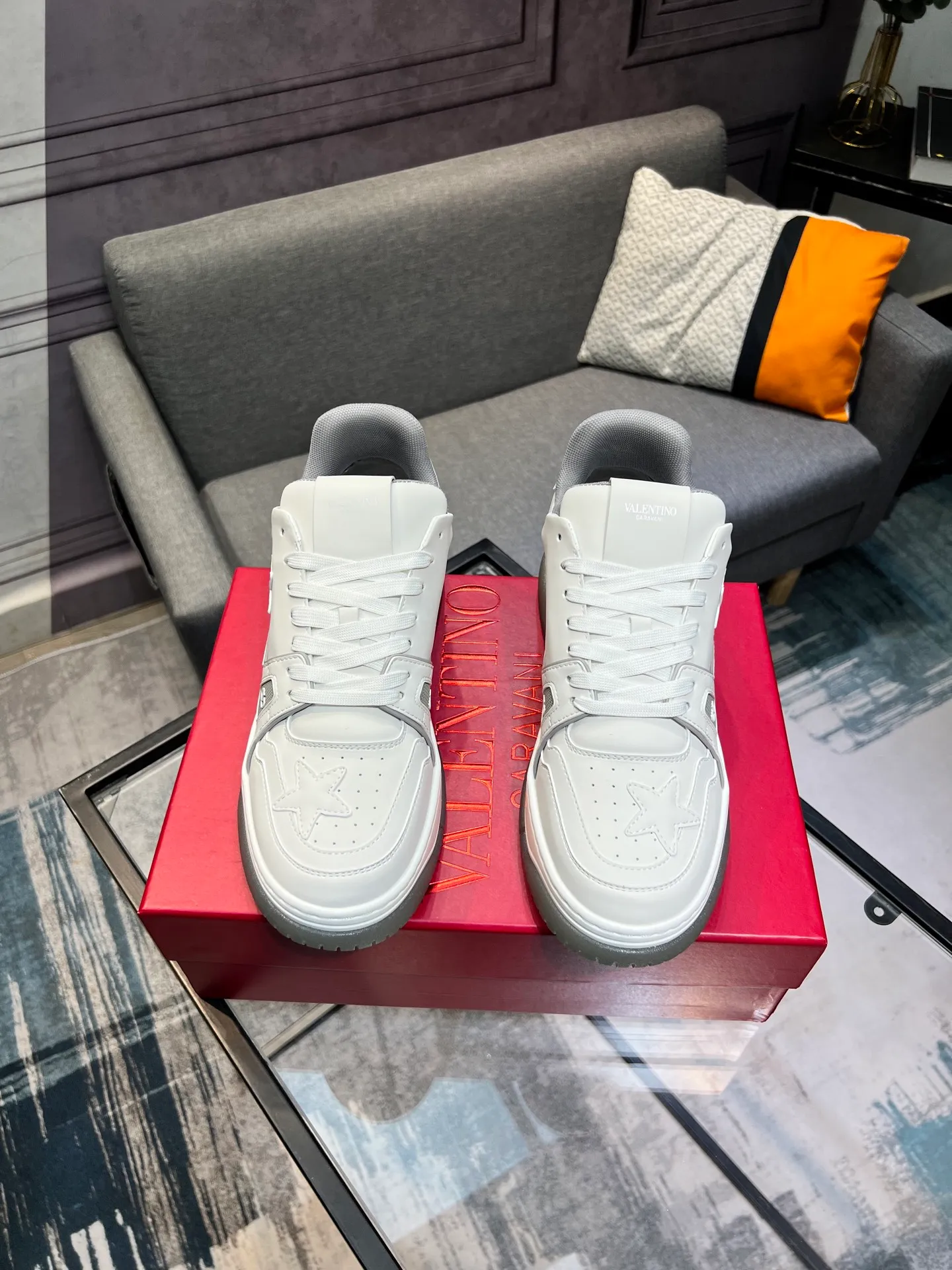 Men's Men's Shoes 💰660 Valentino 2023 early autumn new star shoes are now online! Wang Hedi and Ren Jialun have been worn by many celebrities. Who can refuse the same couple shoes as Wang Hedi! The design of Stars Stab My Heart is cool and spicy. The material of the shoes is cowhide, and every color is beautiful! Size 35-40, men’s size 39-44 (women’s 41, men’s 38, 45🉑️customized)